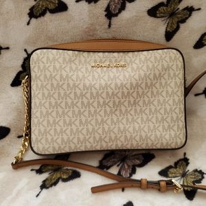 Selling my MK cross body bag.